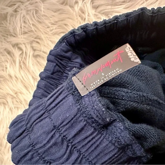 ✨ FREE PEOPLE MOVEMENT shorts S/M. thick, comfy elastic waistband… - Picture 3 of 4